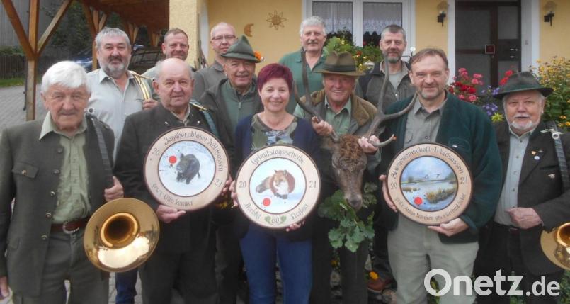 Die Mitglieder der Hegegemeinschaften (vorne, von links) Norbert Fleißner, Otto Summer, Margit Leitner (für Vater Gerhard Paintner), Friedl Rehrl, Gerhard Sieber, Joachim Vollmer sowie (hinten) Hermann Nurtsch, Joachim Grüner, Bernhard Stier, Helmut Schnurrer, Alfons Lang, Stefan Standfest. Bild: Norbert Fleißner/exb
