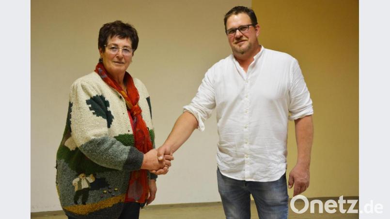 Monika Bartsch feierte jetzt ihren 80. Geburtstag. Dazu gratulierte unter anderem auch Bürgermeister Stephan Schübel im Namen der Gemeinde Pechbrunn. Bild: jr