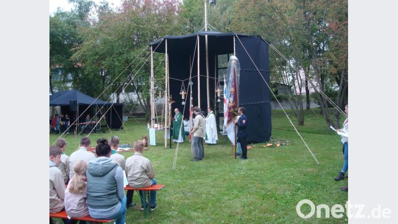 Unter einem Zelt war der Altar für den Gottesdienst auf der Wiendlwiese aufgebaut. Bild: wmr