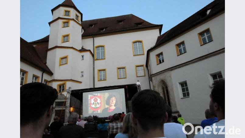 Zwei Filme, gedreht und geschnitten von Studierenden der OTH, erleben im Sulzbacher Schlosshof ihre Uraufführung. Bild: Stephan Huber