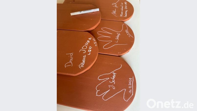 So sehen die signierten Ziegel aus. Bild: wku