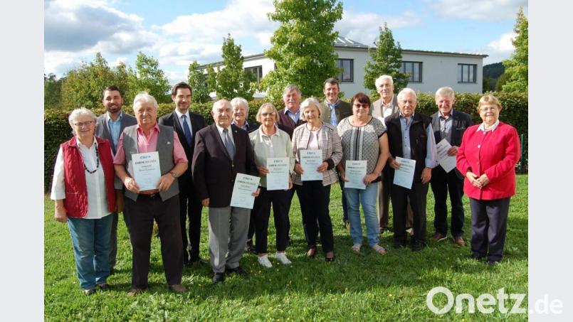 Der CSU-Ortsverband Altenstadt/WN ehrte langjährige Mitglieder. Hubert Winter (vorne, Dritter von links) hält seit 55 Jahren der CSU die Treue. Bild: sm