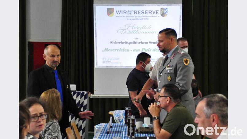 Kreisvorsitzender Manfred Zettl (links) im Gespräch mit Oberstleutnant Wagner, der als Vertreter  des Weidener Artillerie Bataillon 131 gekommen war. Bild: huh