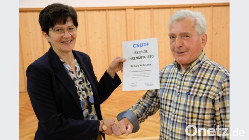 Richard Hofmann ist in vielen Vereinen und Verbänden zu Hause. Nun ernennt die CSU Oberbibrach/Vorbach ihren 75-jährigen stellvertretenden Vorsitzenden zum Ehrenmitglied. Die Urkunde überreicht Ortsvorsitzende Irmi Bauer Bild: do