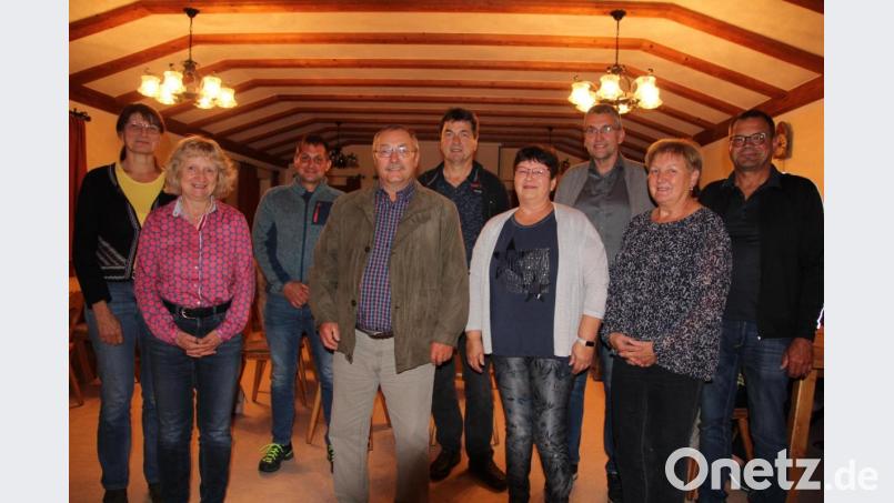 Dieses Vorstandsteam leitet den Obst- und Gartenbauverein Großkonreuth in den kommenden vier Jahren (von links): Jutta Bundscherer, Claudia Massenbichler, Manfred Fehr, Vorsitzender Alfred Benkner, Reinhard Schmeller, Michaela Reber, Bürgermeister Franz Schöner, Helga Scharnagl und Kreisfachberater Harald Schlöger. Bild: kro