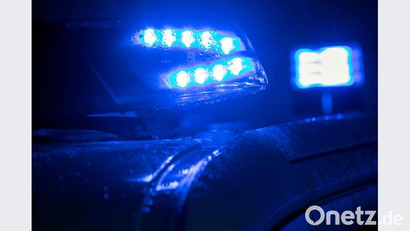 Die Polizei packt bei einer betrunkenen Radfahrerin zu. Symbolbild: Jens Büttner/ZB/dpa