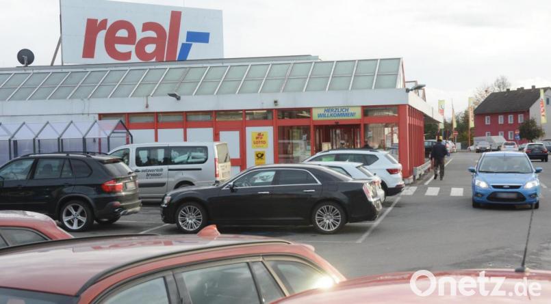 Der Real-Markt in Weiden schließt Ende Mai 2022. Stadt und Gewerkschaft suchen für die 52 Mitarbeiter nach sozialverträglichen Lösungen. Bild: Gabi Schönberger