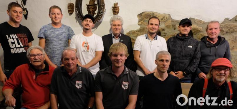 Mit dieser Mannschaft startet der Fanclub des 1. FCN in das Jubiläumsjahr 2022. Sitzend, von links: Revisor Karl Gonsior, Schatzmeister Peter Späth, Vorsitzender Gerald Bublat, zweiter Vorsitzender Manfred Helgert und Schriftführer Bernhard Lehner. Bild: le