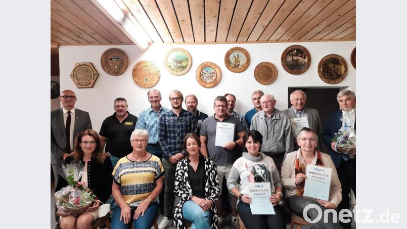 Das Bild entstand nach der Ehrung zusammen mit Gästen des CSU-Ortsverbandes. Bild: Franz Stockerl/exb
