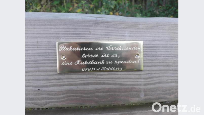 Die Plakette, die an der Bank angebracht ist. Bild: exb/Frau Hiltl