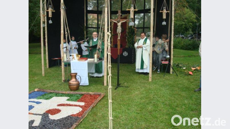 Stammeskurat Stadtpfarrer Anton Witt zelebrierte den Gottesdienst zusammen mit Kaplan Daniel Schmid. Bild: wmr