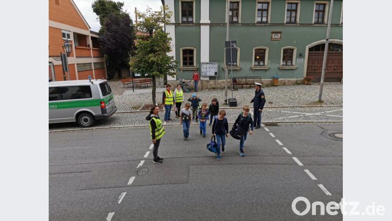 Verkehrserzieher Jakob Stahl und Organisatorin Doris Wild dankten Tamara Gawel, Kerstin Schmid und Nicole Lindner (von links) für ihre Unterstützung beim Lotsendienst. Bild: gz