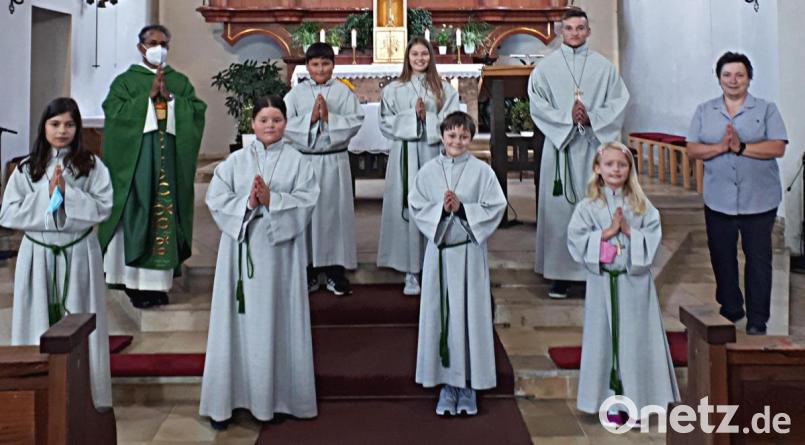 Als neue Ministranten (von vorne links) freuen sich Barbara Ruland, Patricia Krechel, Lukas Schmidt und Leonie Härtl, Pater James im Altardienst zu unterstützen. Bild: nza