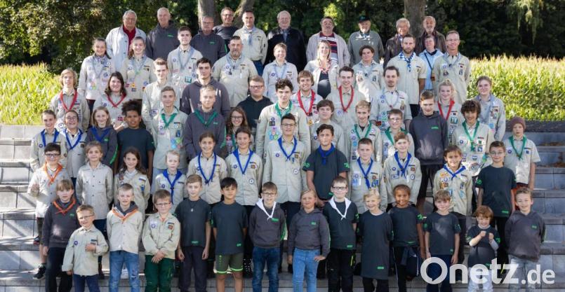 Zur Feier des 90-jährigen Bestehens durfte ein Erinnerungsfoto nicht fehlen: Es zeigt alle Pfadfindergruppen, angefangen von den „Bibern“, den Jüngsten, bis hin zu den Mitgliedern der Gemeinschaft St. Georg (GSG), den Ältesten. Bild: Fotostudio Hummer