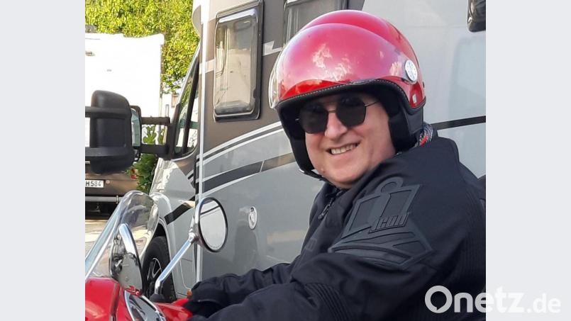 Wolfgang Hohlmeier ist seit 2019 stolzer Besitzer einer 22-PS-starken feuerwehrroten Vespa 300er GTS. Bild: Kunz