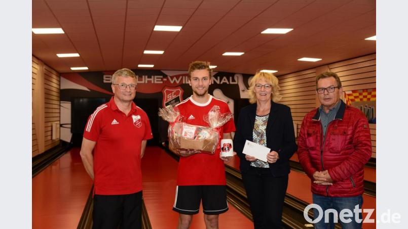 Jan Sandler (Zweiter von links) ist Kegelweltmeister im Team der U 23 bei den Wettkämpfen in Slowenien geworden. Darüber freut sich SC-Abteilungsleiter Kegeln, Michael Grünwald (links) sowie Vorsitzender Michael Hagler und zweite Bürgermeisterin Sigrid Ziegler (von rechts). Bild: bey