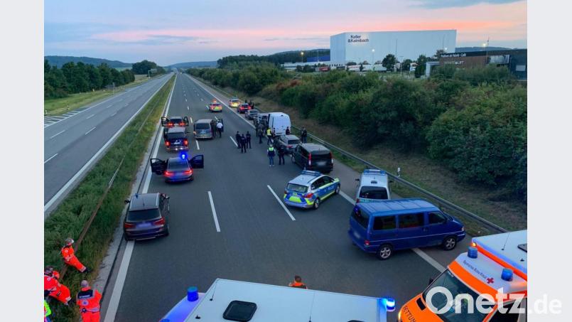 Polizisten und Helfer stehen mit ihren Fahrzeugen auf der Autobahn 9. Bild: Ralph Goppelt/dpa