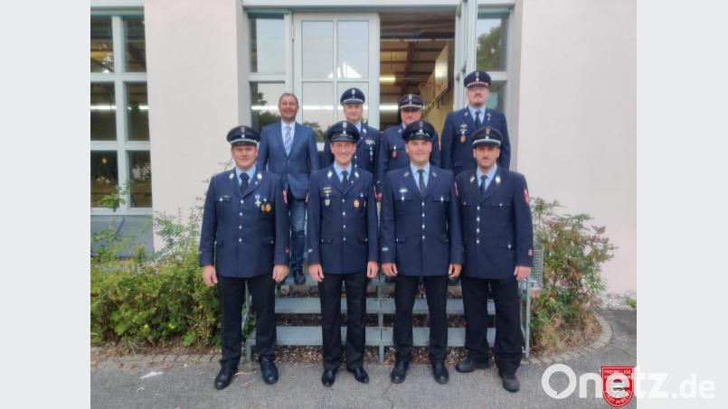 Führungsspitze nach der Neuwahl: (vorne von links) Thomas Schreier, Hannes Menzl, Philipp Auer und Stefan Dirschwigl, (hinten von links) Norbert Auer, Günther Ponnath, Markus Muntanjohl und Tobias Strehl. Bild: Fröhler/exb