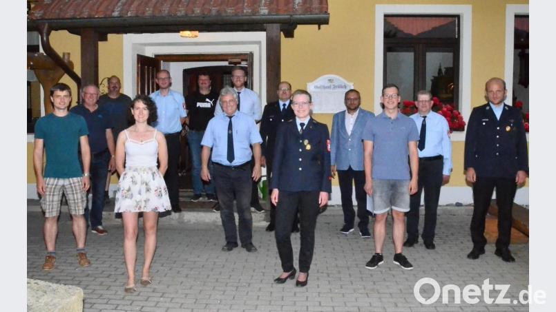 Alexander Werner und Julia Landgraf (vorne von links) sowie Florian Zetzl (Dritter von rechts) rücken als Nachwuchs in die Vorstandschaft der Feuerwehr Pfrentsch auf. Bild: fjo