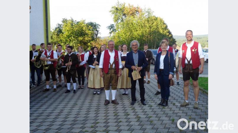 Nach einem Ständchen der Blaskapelle gratulierten Vorsitzender Eduard Kunschir, Bürgermeisterin Sonja Meier und Dirigent Sebastian Kunschir und alle Musikanten dem Jubilar Bild: amö