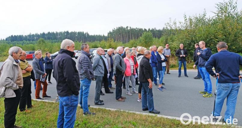 Viele interessierte Bürger ließen sich von Bürgermeister Konrad Kiener(Zweiter von rechts) über Details im Industrieggebiet West II informieren Bild: twi
