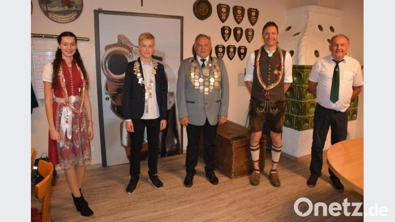 Bei der Königlich privilegierten Schützengesellschaft Mitterteich stand jetzt die Königsproklamation an. Im Bild (von links) die ausgeschiedene Jugendkönigin Verena Friedl, der neue Jugendkönig Maximilian Hildebrand, Schützenkönig Georg Bächer, dessen Vorgänger Matthias Wiendl und Schützenmeister Wolfgang Friedl. Bild: jr
