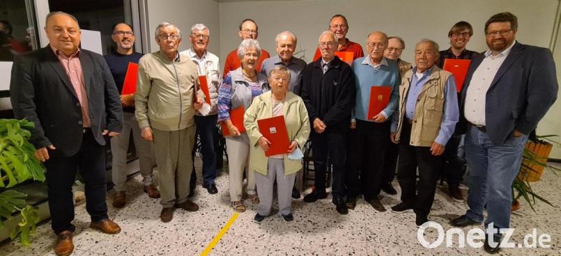 Vorne von links: Hans Hartinger, Helmut Feuchtwurzer, Johanna Schricker, Else Koller, Ludwig Schwarz, Dieter Seeliger, Josef Götz, Bundestagskandidat Johannes Foitzik. 
Hinten von links: Markus Bayer, Heinrich Schäfer, Wolfgang Roggenhofer, Josef Donhauser, Udo Fechtner, Karl Holzapfel, Patrick Hackl. Bild: Katharina Hackl