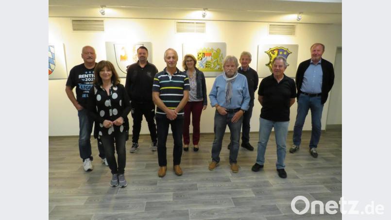 Die neu gewählte Abteilungsleitung des Tennisclub Altenstadt/WN. Im Rahmen der Jahreshauptversammlung ehrte Vorsitzender Reinhold KindL(4.v.Links) für 40 Jahre Mitgliedschaft Wolfgang Herrmann(4.v.rechts). Bild: adj