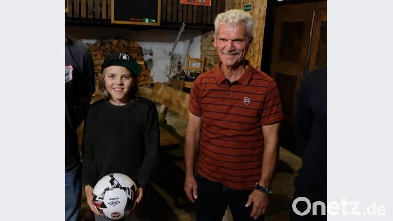 Ehrungen gab es bei der Jahreshauptversammlung des 1. FCN-Fanclub für Luis Kraus (10 Jahre/links) und Franz Lindner (25 Jahre). Bild: le
