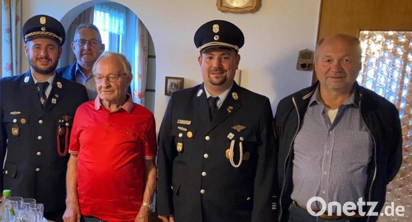 Zum 90.Geburtstag konnte Ludwig Meier auch die Glückwünsche der Vertreter der Feuerwehr und des Waldvereins entgegennehmen. Im Bild (von links). Tobias Schwamberger (FFW), Bernd Schwamberger (OWV), Ludwig Meier, Florian Sölch (FFW) und Josef Hecht (OWV). Bild: rdh