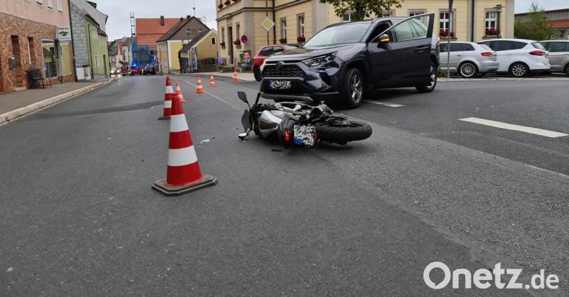 Nur leichte Verletzungen zog sich bei einem Unfall in Erbendorf ein Motorradfahrer zu. Bild: Roland Wellenhöfer