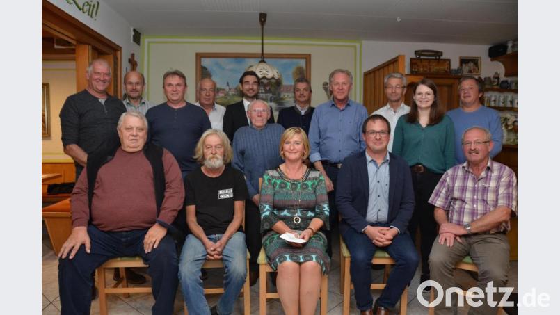 Martha Bauer (sitzend, Mitte) ist wieder CSU- Ortsvorsitzende. Zur neugewählten Mannschaft gesellten sich auch die Geehrten Albert Beer und Martin Rupprecht (sitzend von links), die für ihre Treue ausgezeichnet wurden. Landtagsabgeordneter Stephan Oetzinger (hintere Reihe, Fünfter von links) gratulierte dazu. Bild: doj