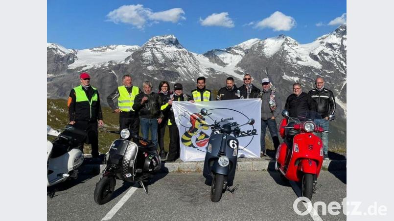 Wolfgang Hohlmeier (Zweiter von rechts) mit seiner roten Vespa und den Rio-Nero-Ridern aus Schwarzenbach auf dem Großglockner. Dabei sind auch (Dritter von rechts) &quot;Capitano&quot; Michael Thumfahrt sowie (Fünfter von rechts) sein Stellvertreter Sebastian Haslop. Bild: exb