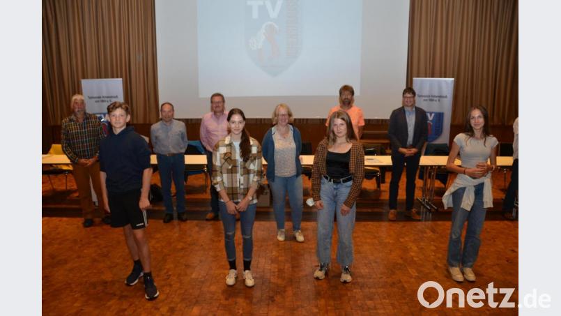 Neben Sportlerehrungen standen beim Turnverein auch Verabschiedungen verdienter Mitglieder an. Einer von ihnen ist Ehrenmitglied Hans Baierl (Dritter von links), der seit 1969 Mitglied ist, und viele Jahre Übungsleiter und Ausschussmitglied war. Bild: doj