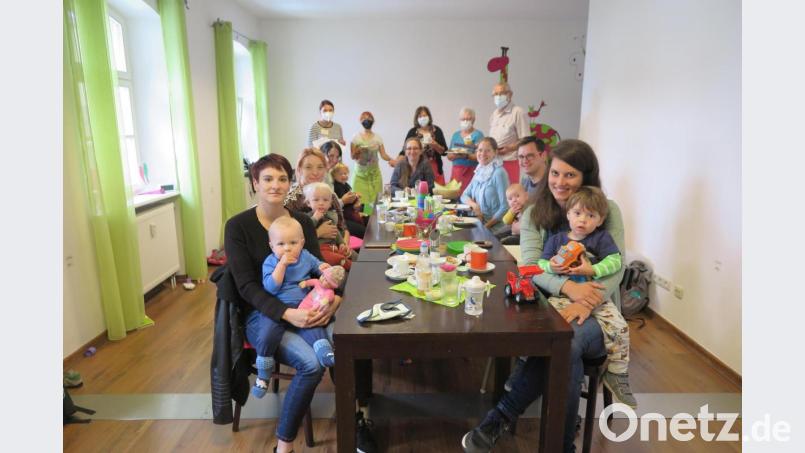 Beim Familienfrühstück im Kursraum freute sich die Mutter-Kind-Gruppe über die freundliche Bedienung durch Jessika Wöhrl-Neuber, Deborah Bregler, Elke Burger, Christa Würtenberger und Manfred Spiegler (hinten von links). Bild: jzk