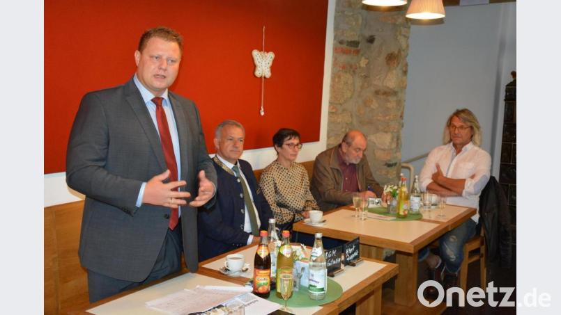Bürgermeister Stefan Grillmeier (stehend) nannte das Mehrgenerationenhaus eine Anlaufstelle für jedermann. Bild: jr
