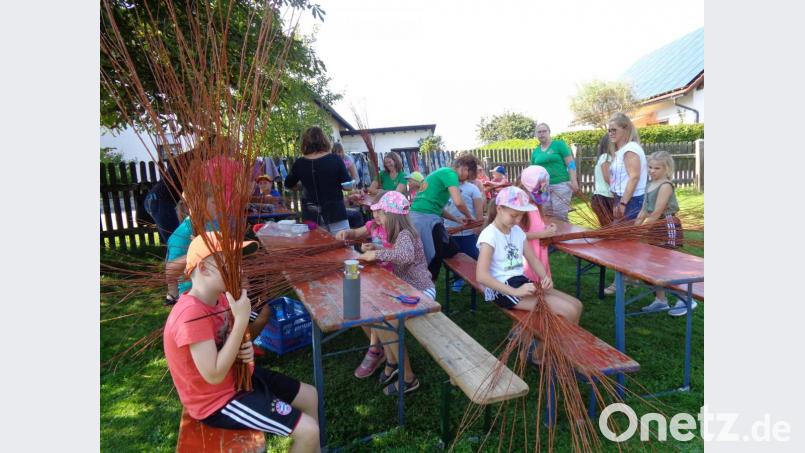 Am Kinderspielplatz entstanden aus Weidenbüscheln die &quot;Besenvogelscheuchen&quot; der Kinder. Bild: amö