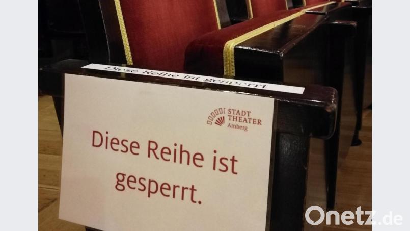 Weil ausreichend Abstand zwischen den Sitzplätzen eingehalten wird, dürfen Zuschauer bei Vorstellungen im Stadttheater den Mundschutz absetzen. Bild: Sarah Kotz/exb