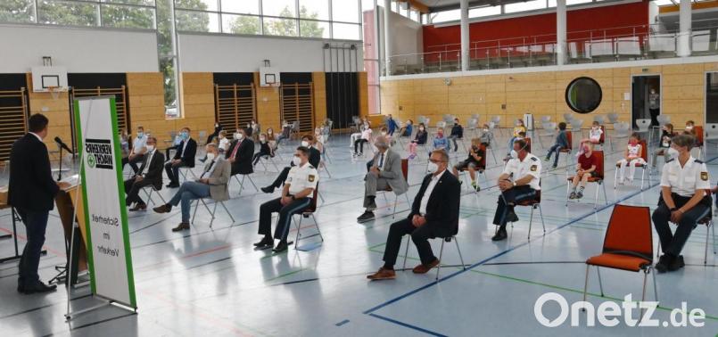 Zum Start der Aktion "Sicher zur Schule, sicher nach Hause" empfing Rektor Peter Großmann die Gäste in der Ursensollener Schule. Bild: gf