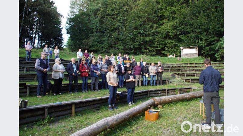 Auf der Tribüne am Eulenberg feierten die Pascher traditionell ihre Dankandacht (rechts Gemeindereferent Chrstian Glaser) und hielten anschließend im Freien die Generalversammlung für die Jahre 2019/2020. Bild: mmj