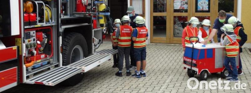Eine kleine Gruppe löste Aufgaben, die andere Gruppe der &quot;Steinwaldlöscher&quot; suchte die Feuerwehrgeräte im Löschfahrzeug. Bild: twg