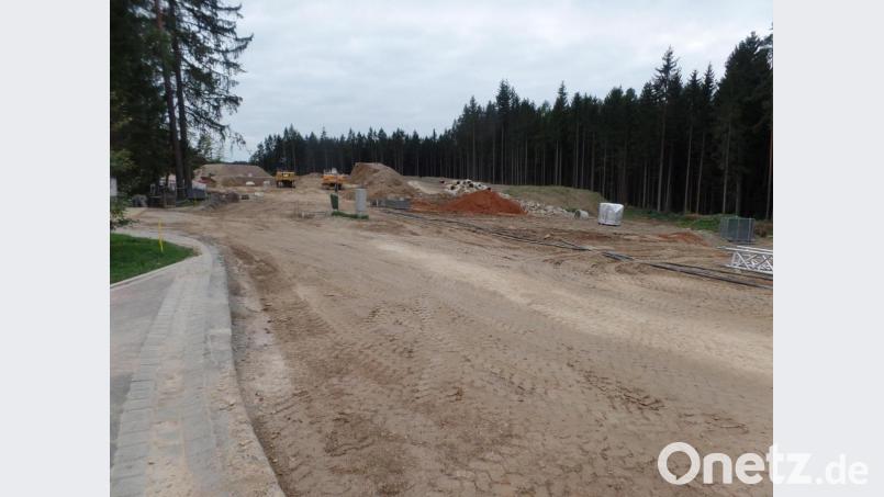 Im Bauabschnitt I mit der Erschließung des Baugebietes „Neusorg – West“ wurde mit Beschluss des Gemeinderates der Straßen- und Wasserleitungsbau in der nördlichen Eichendorffstraße (im Bild) wieder aufgenommen. Bild: br
