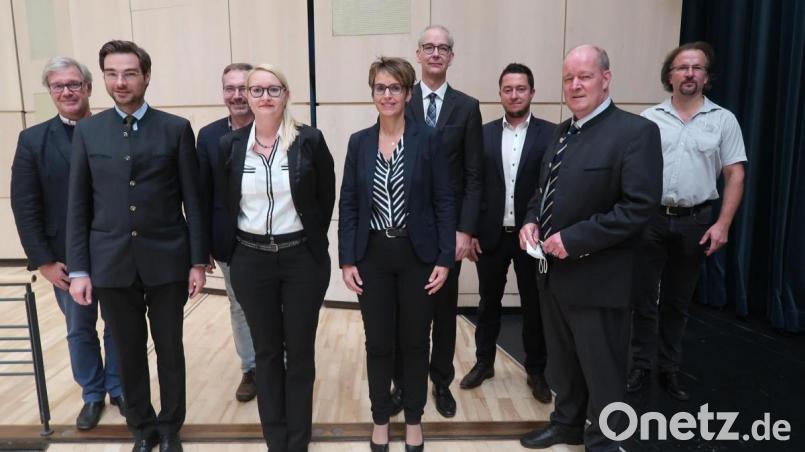 Der neue Vorstand des Haus- und Grundbesitzervereins Weiden und Umgebung mit Landtagsabgeordnetem Stephan Oetzinger (Zweiter von links) und dem Polizeibeamten Dieter Melzner. Bild: Kunz
