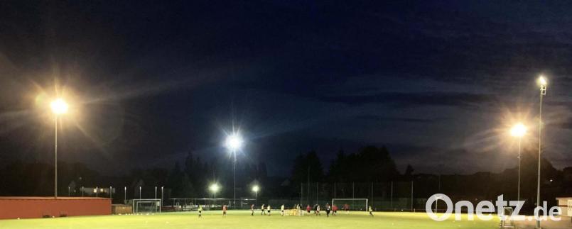 Noch beleuchten den Trainingsplatz aus der Mode gekommene Quarzdampflampen. Diese sollen bald durch moderne und stromsparende LED - Leuchten ersetzt werden. Bild: ü