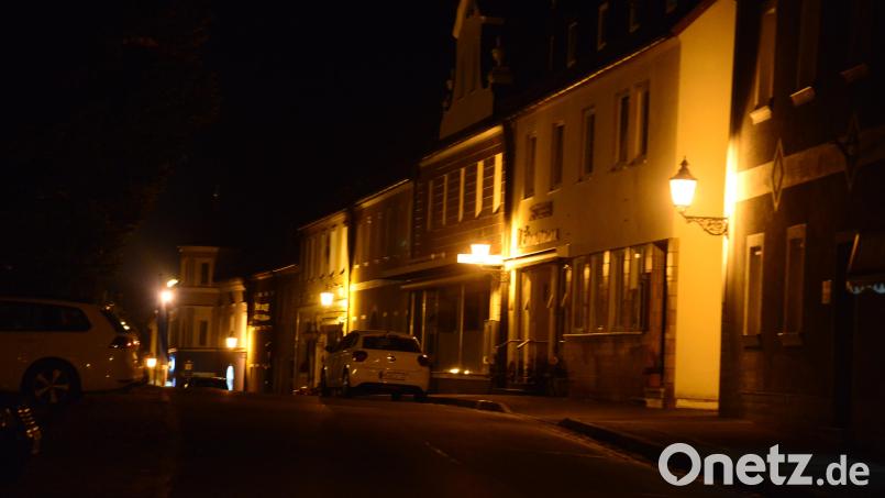 Der Pleysteiner Marktplatz wird künftig mit LED-Licht erleuchtet, die Strahlen dieser Lampen sind dann nicht mehr zu sehen. Bild: bey