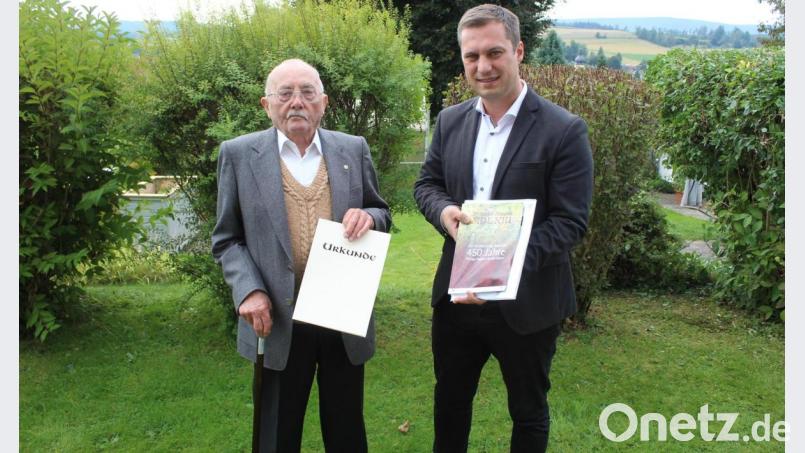 Bürgermeister Wolfgang Söllner (rechts) überbrachte die Urkunde des Heimatministers Albert Füracker für 40 Jahre ehrenamtliche Tätigkeit als Feldgeschworener an Hans Petter. Bild: soj
