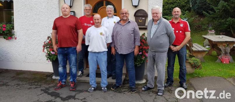 Alexander Duschl sen. (Dritter von links) erspielte sich den Vereinsmeistertitel. Mit auf dem Bild sind (von links) Martin Huber, Johann Gürtler, Edgar Forster, Alois Helgert, Werner Gmeiner und Vorsitzender Andreas Wittmann. Bild: njn
