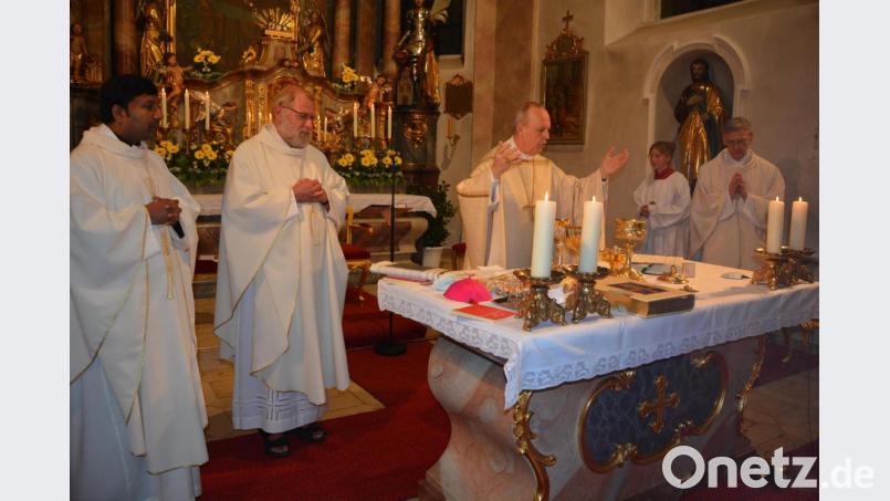 Sie zelebrierten den feierlichen Pontifikalgottesdienst zum 17. Großen Gebetstag um die Seligsprechung von Therese Neumann: (von links) Pater John Gali, Pfarrseelsorger Pater Benedikt Leitmayr, Weihbischof Reinhard Pappenberger und Professor Dr. Wolfgang Vogl. Bild: jr