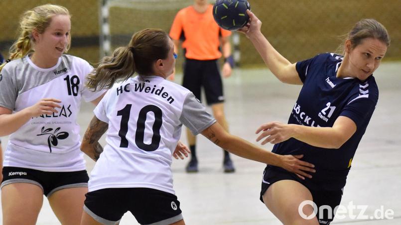 Carina Schopper (rechts/Szene aus einem früheren Spiel gegen den HC Weiden) und ihre Teamkolleginnen von der HSG Nabburg/Schwarzenfeld können an diesem Wochenende doch nicht loslegen. Bild: af