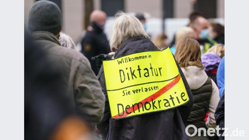 Anhänger der Querdenken-Bewegung wähnen sich oft einer Diktatur, weil die Regierung Schutzmaßnahmen wegen Corona erlassen hat. Symbolbild: Frank Rumpenhorst/dpa